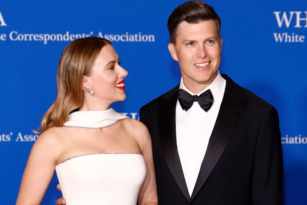 Colin Jost il ironizeaza pe Biden pentru varsta sa, face glume despre sotia ScarJo si cocaina la Cena Corespondentilor de la Casa Alba