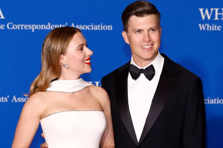 Colin Jost il ironizeaza pe Biden pentru varsta sa, face glume despre sotia ScarJo si cocaina la Cena Corespondentilor de la Casa Alba