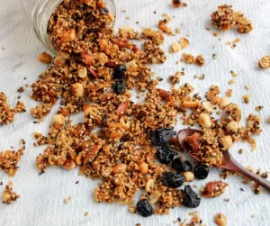 Reteta de granola cu susan si muguri de pin de la Honey & Co pentru friteuza cu aer