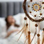 Cum creezi un dormitor cu aer boho folosind textile și accesorii?