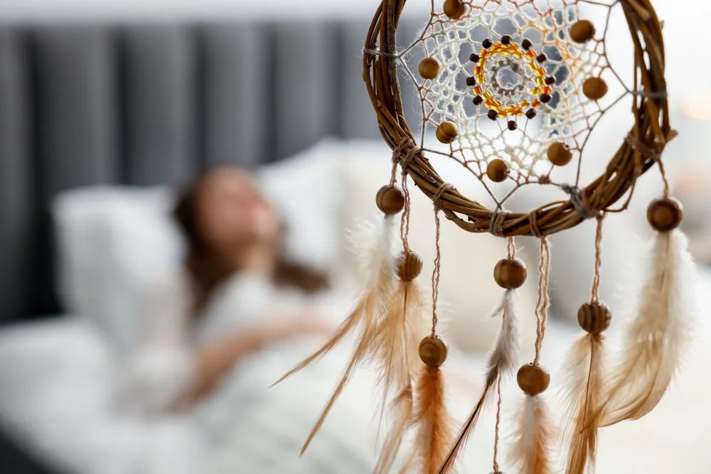 Cum creezi un dormitor cu aer boho folosind textile și accesorii?